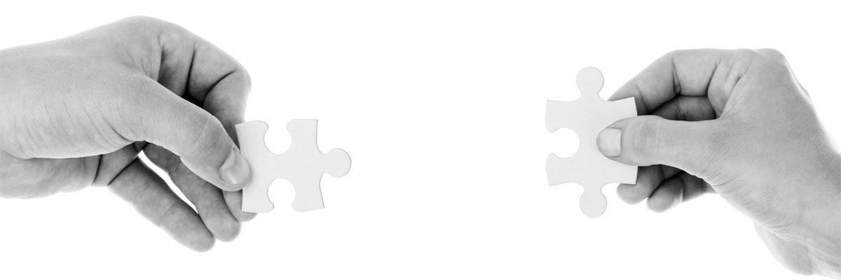 Symbole de Médiateur familial à Nivelles, brabant wallon. Deux mains tenant chacune une pièce de puzzle, emboîtables l'une dans l'autre